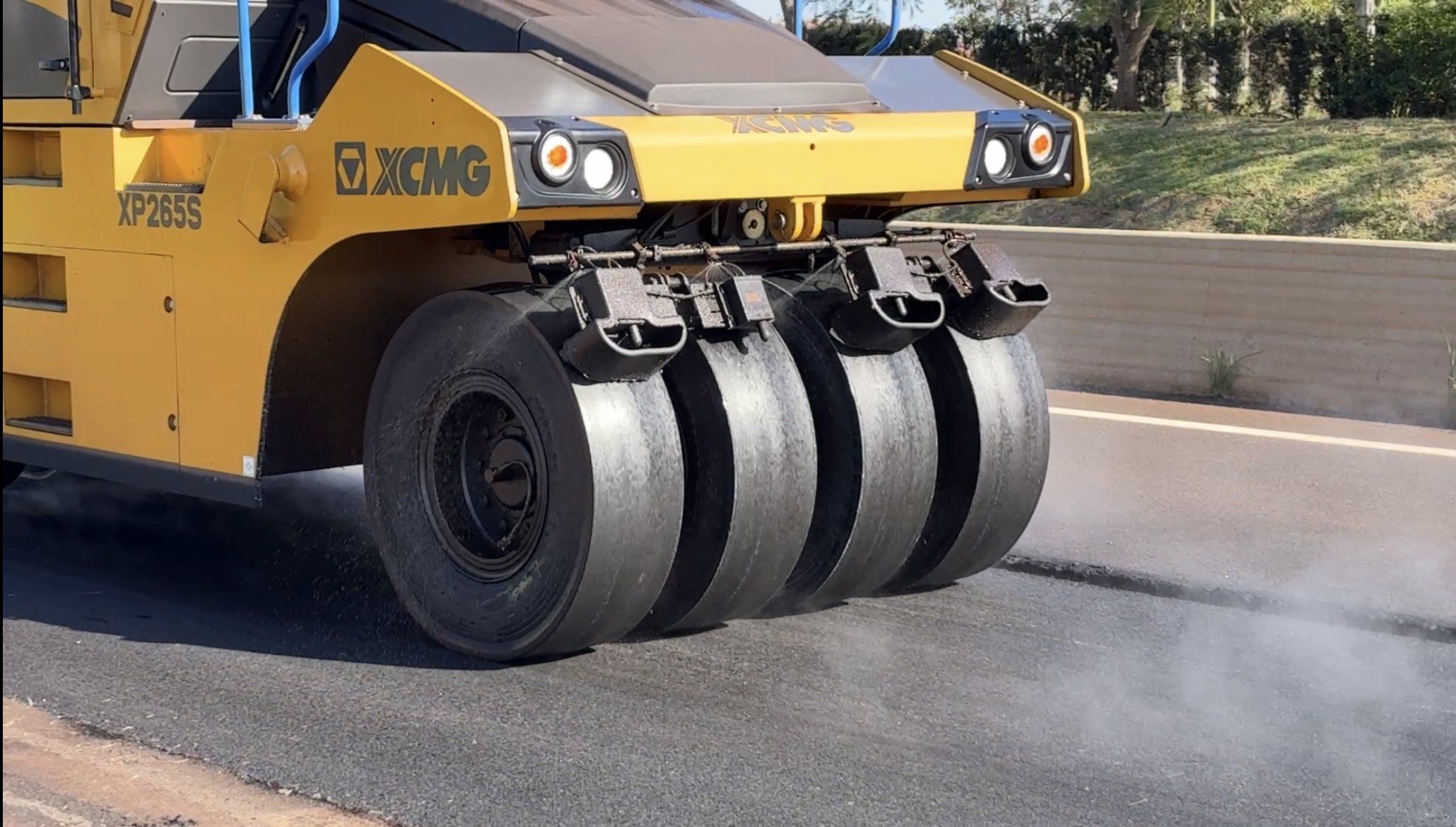 Rolo compactador em operação de asfalto